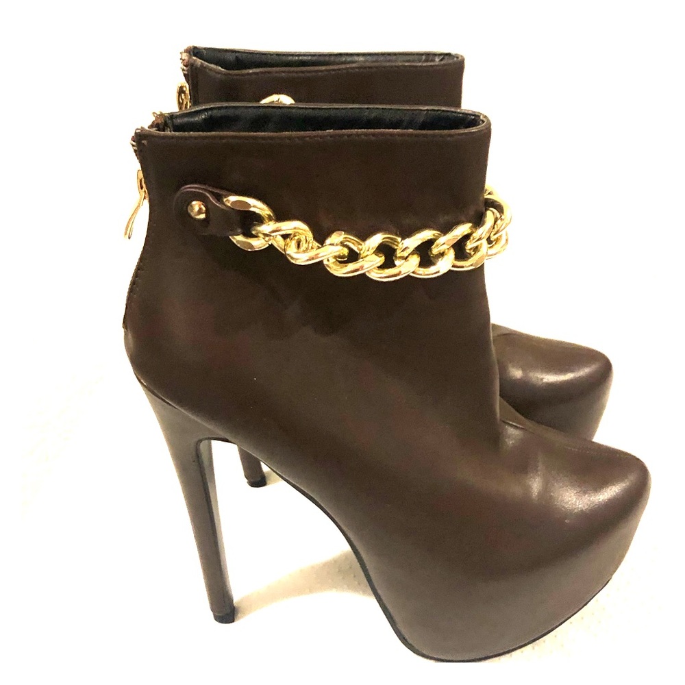 Brand NEW chocolate 🍫 heels with adjustable chain
